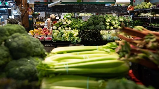 Aliments: un rapport prévoit une hausse de prix de 7 % au Canada l'an prochain