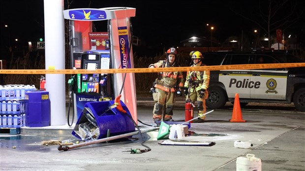 Une semi-remorque arrache une pompe à essence en complétant un virage 