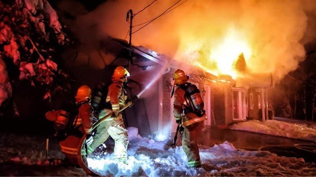 Le feu ravage une résidence unifamiliale à Rigaud