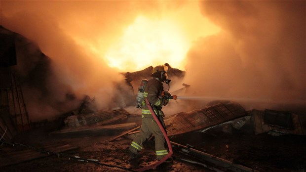 Un garage est la proie des flammes à Terrasse-Vaudreuil 