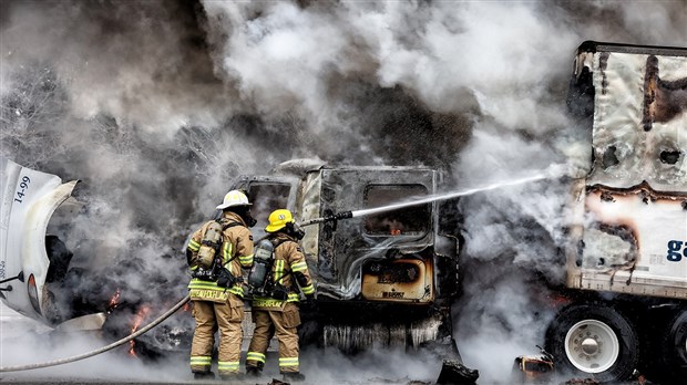 Accident impliquant deux semi-remorques à Coteau-du-Lac