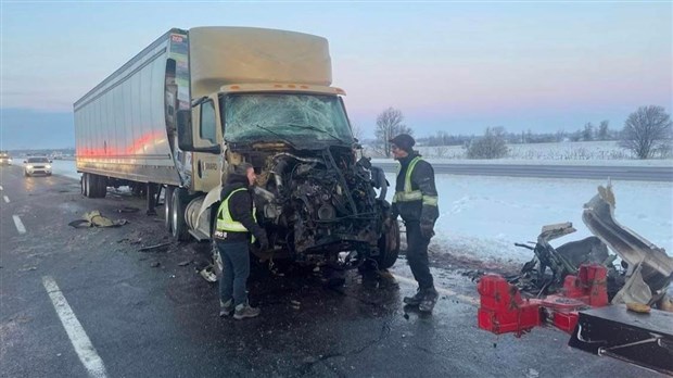 Une semi-remorque percute une déneigeuse tôt ce matin