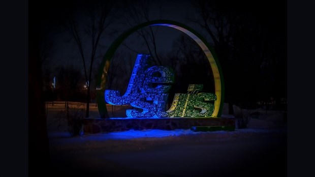 Les couleurs de l'Ukraine en signe de solidarité