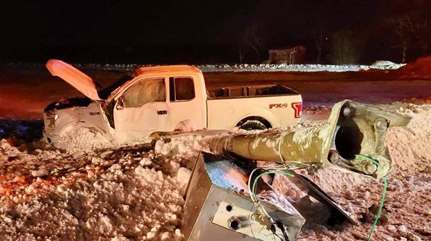 Le conducteur d'une camionnette frappe un poteau
