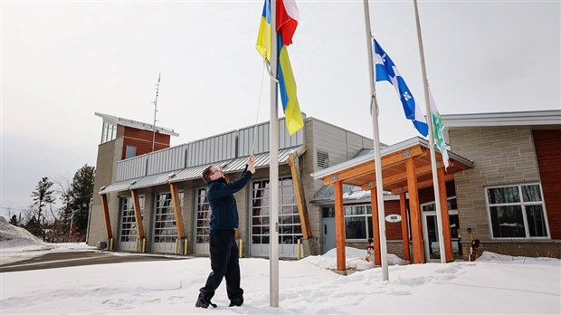 Mise en berne des drapeaux devant la caserne de pompiers