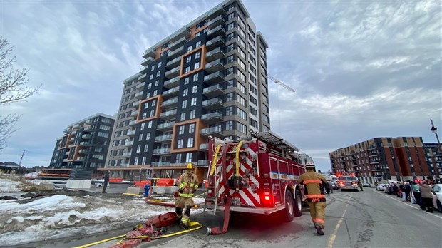 Un incendie dans un immeuble à condos oblige une évacuation totale 