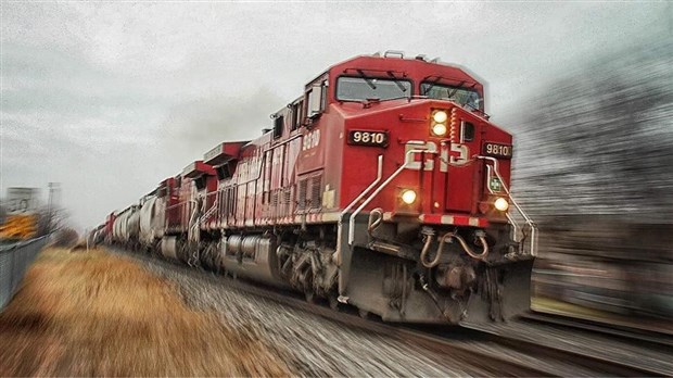 Un train immobilisé depuis tôt lundi matin