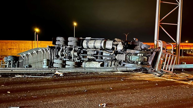 Un semi-remorque renversé sur l'autoroute 20