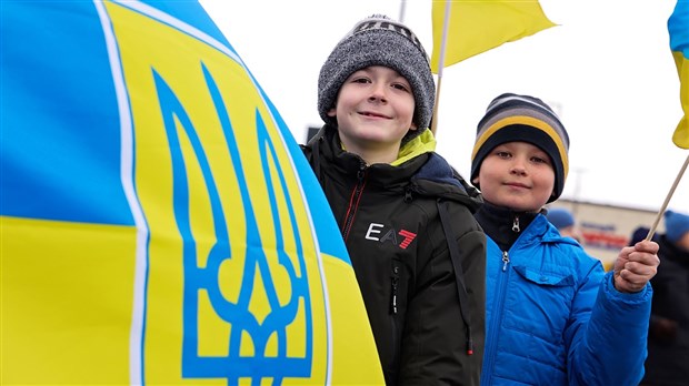 Les gens dans la rue pour l'Ukraine