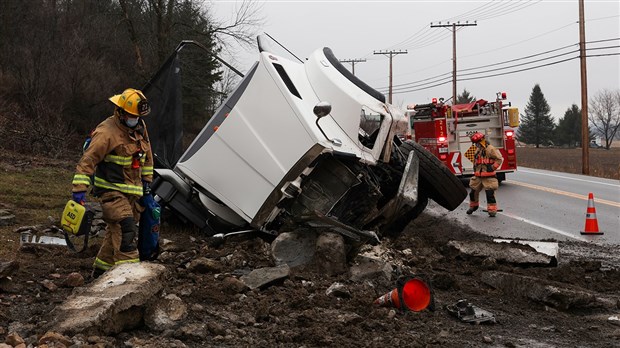 Un camion verse sur le côté