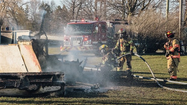 Un bateau décoratif est la proie des flammes 