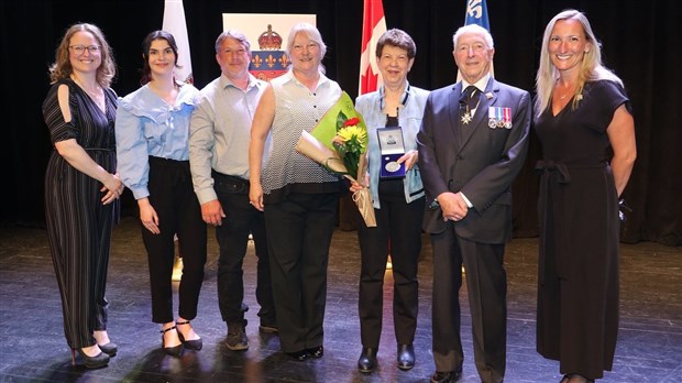 Une bénévole de la Source d’Entraide reçoit la médaille du lieutenant-gouverneur