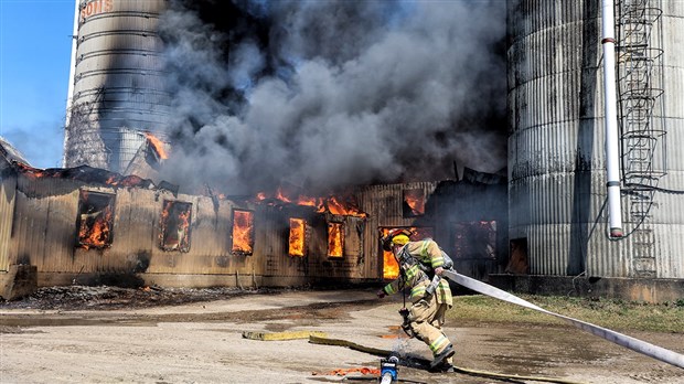 Une ferme et deux bâtiments adjacents partis en fumée