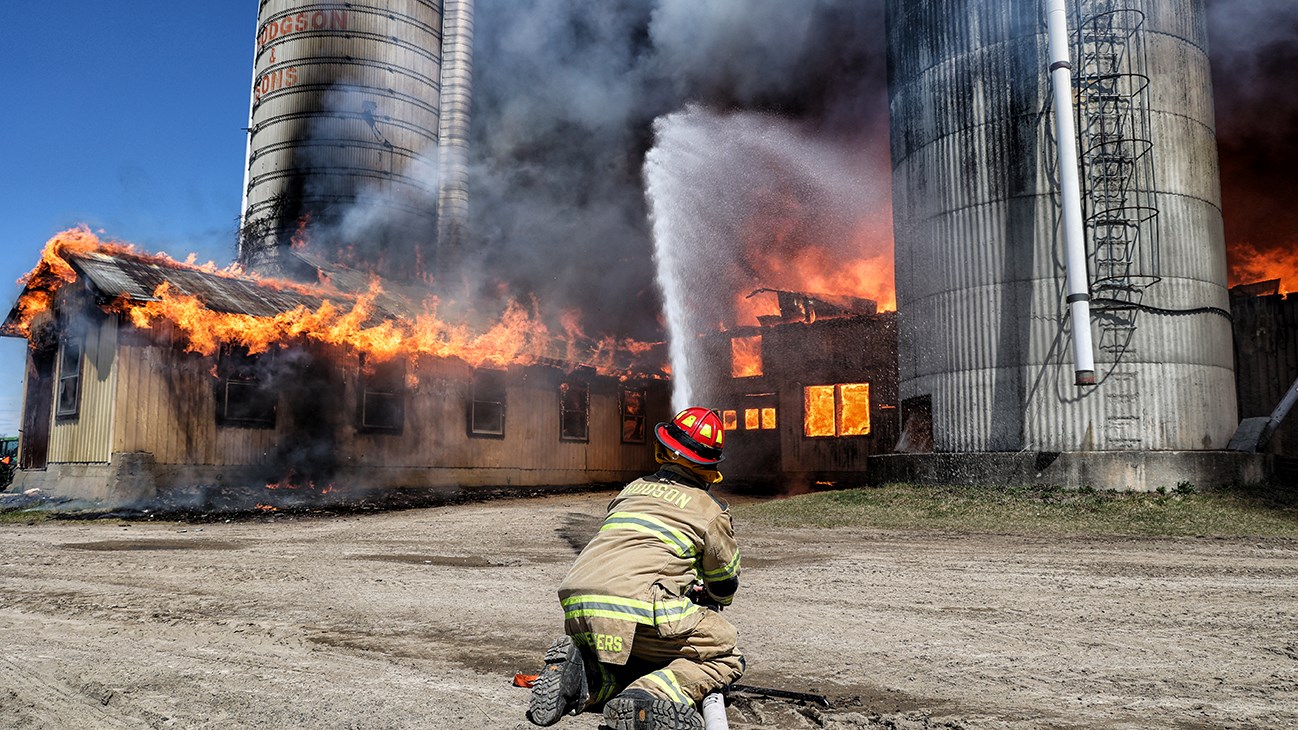 Les pompiers en action: une ferme centenaire partie en fumée