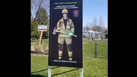 Des affiches récemment installées pour inviter les automobilistes à céder le passage aux pompiers