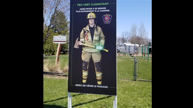 Des affiches récemment installées pour inviter les automobilistes à céder le passage aux pompiers