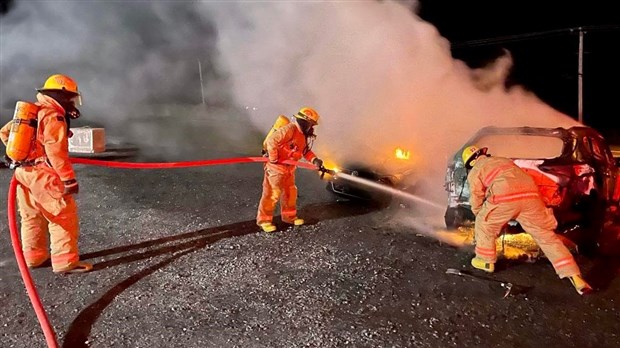Deux voitures en feu dans un stationnement