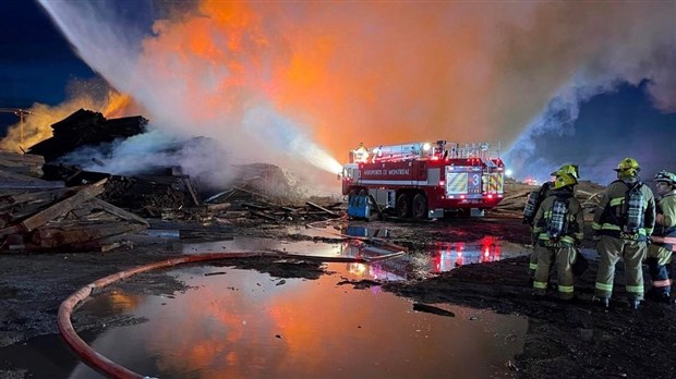 La chronologie d'un feu majeur qui brûle encore, 21 heures plus tard