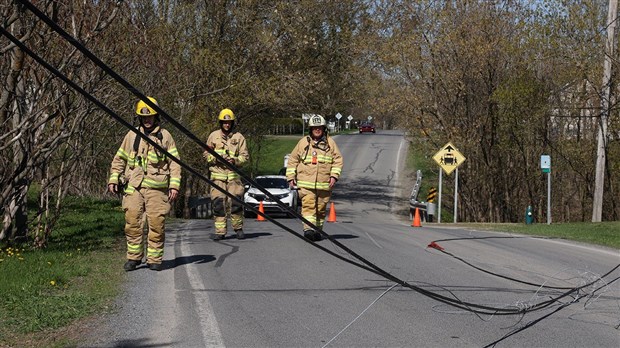 Un camionneur arrache des fils et prend la fuite