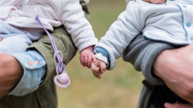 La ville de Saint-Zotique fait inscrire les noms des bébés nés l'an passé sur l'arbre des naissances 2021