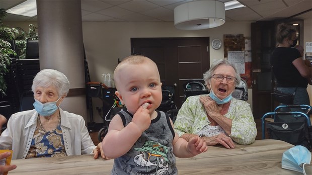 Le Centre prénatal et jeunes familles rend visite aux résidents du Félix