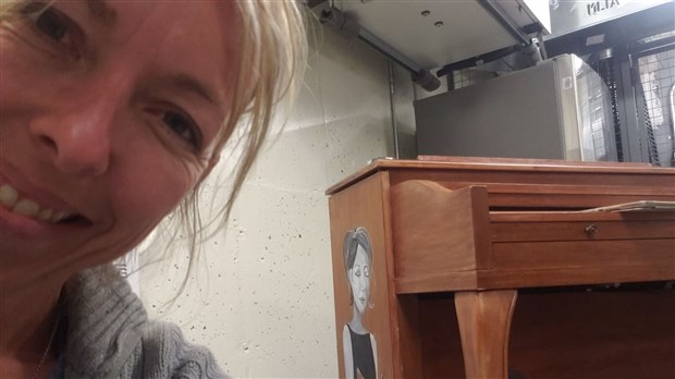 L'artiste Fabienne Legrand invite les gens à laisser leur trace sur un piano