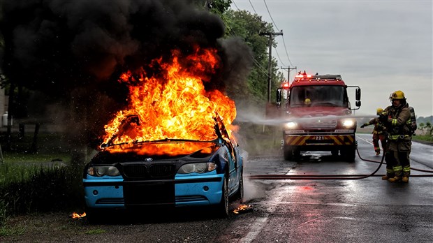 Un véhicule en flammes ralentit la circulation sur le chemin de la Cité-des-Jeunes 