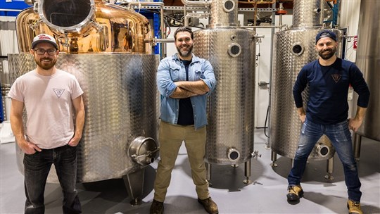 La distillerie 3 lacs résiste à la crise des microdistilleries au Québec