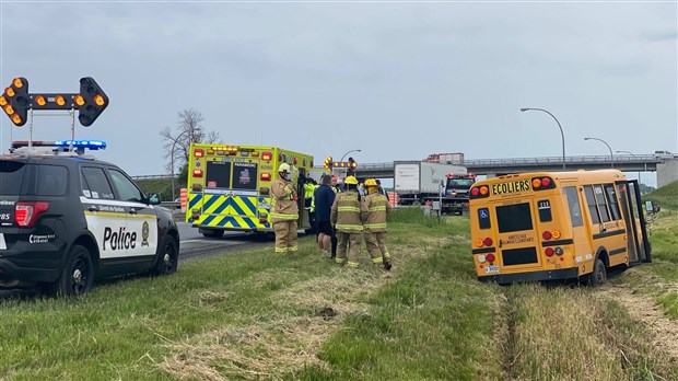 Un autobus scolaire fait une sortie de route aux Cèdres