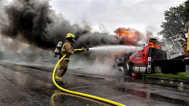 Véhicule en flamme et face-à-face dans Vaudreuil-Soulanges