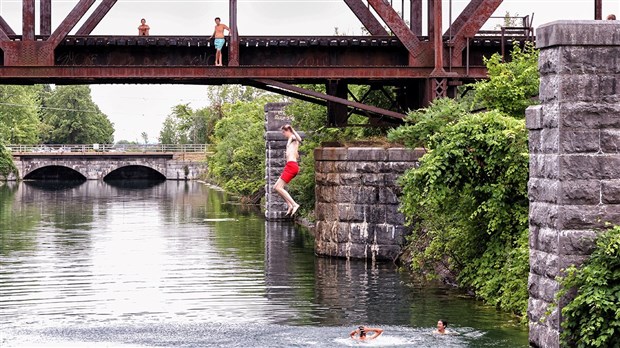 Les plongeurs téméraires sont toujours présents près du canal de Soulanges