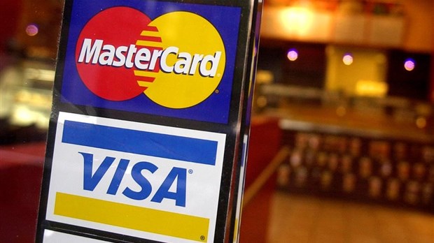 Solde dû des cartes de crédit: hausse du versement minimal à compter de lundi