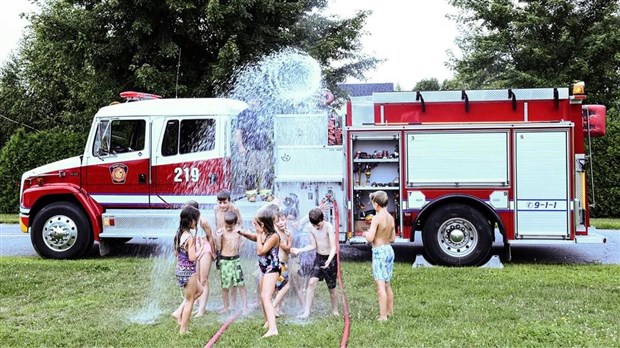 Les pompiers de St-Clet font découvrir leur métier aux jeunes du camp de jour
