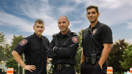 Un trio de pompiers sauvent un quatuor de naufragés