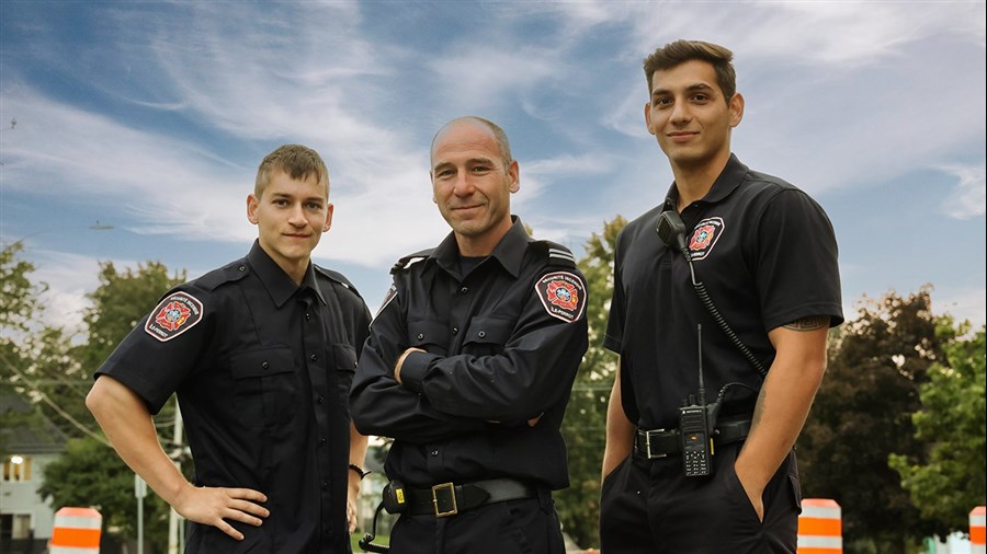 Un trio de pompiers sauvent un quatuor de naufragés