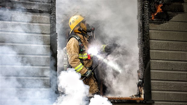 Résidence lourdement endommagée par les flammes à Vaudreuil-Dorion