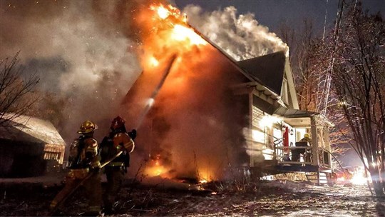 Une maison centenaire est détruite par le feu à Coteau-du-Lac 