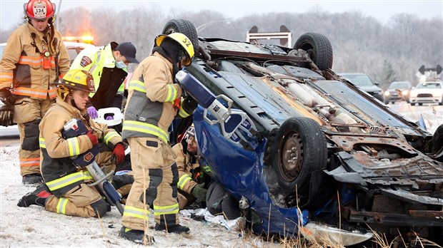 Une sortie de route se termine par un capotage sur l'autoroute 40 
