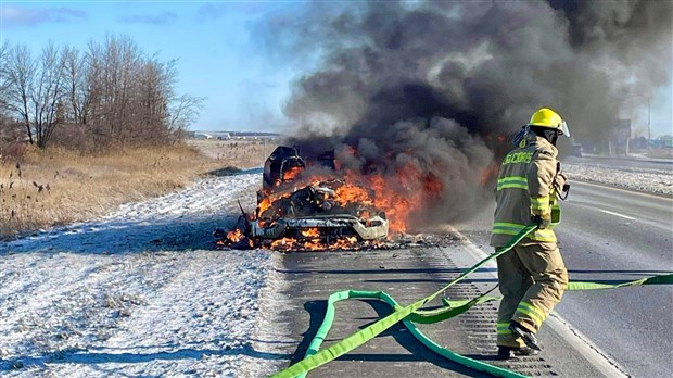 Véhicule en flammes sur l'autoroute 20 ouest