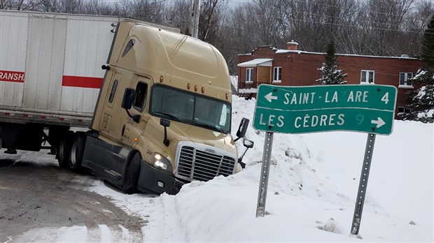 Un semi-remorque force la fermeture du chemin Legault