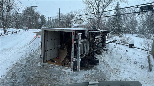 Entrave sur la rue Main à la suite d'un accident impliquant un camion cube 
