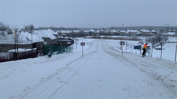 L'aire de glisse du parc des Éperviers est accessible à  Notre-Dame-de-l'Île-Perrot