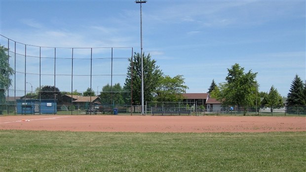 Travaux de réfection du grand terrain de baseball du parc Bissonnette à Beauharnois 