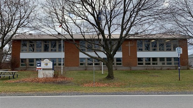 Garage sale and clearance of office furniture and equipment in Très-Saint-Rédempteur