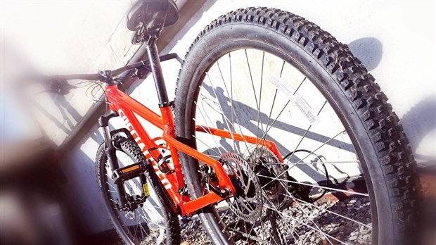 Closing the bicycle link on the Monseigneur-Langlois bridge 