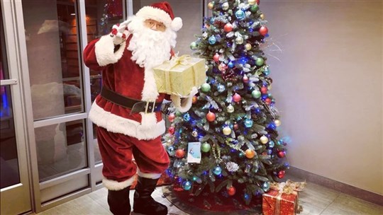 Christmas elves pick up your letters in Rigaud parks