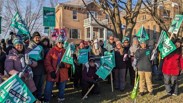 Des centaines d'enseignants de Vaudreuil-Soulanges descendent dans les rues