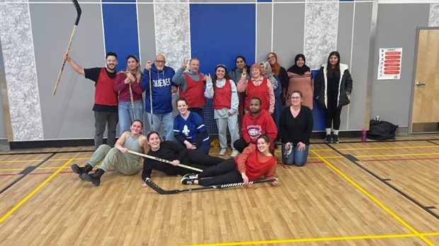 Initiation au hockey à Salaberry-de-Valleyfield pour une soixantaine de néo-Québécois 