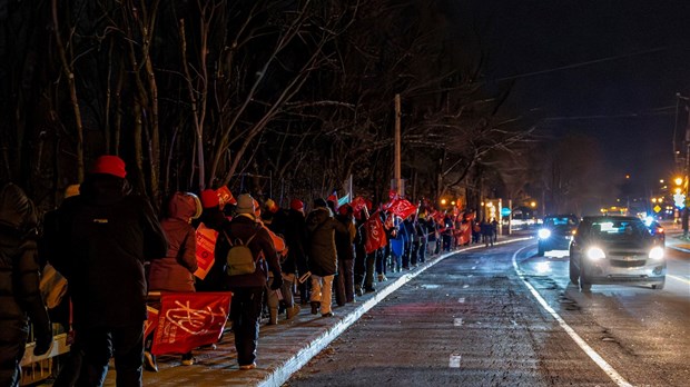 Grève des enseignants: près de 200 personnes se rassemblent à Vaudreuil-Dorion