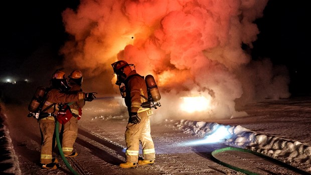 Un véhicule volé a été la proie des flammes cette nuit aux Cèdres 